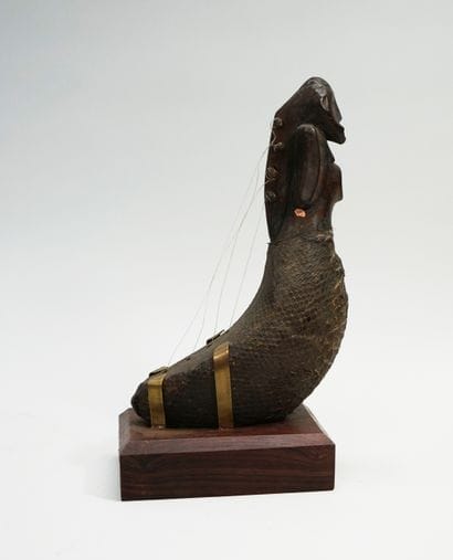 Petite harpe à quatre cordes, elle est recouverte...