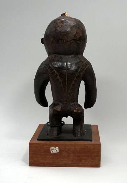 Statuette de singe, la bouche est entrouverte...