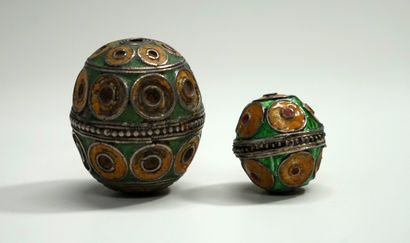 Ensemble de deux perles en métal à décor...