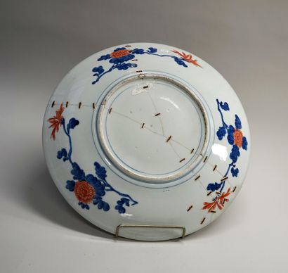 Grand plat creux en porcelaine polychrome...