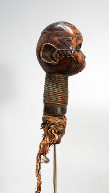 Curieux couteau atypique en laiton et bois....