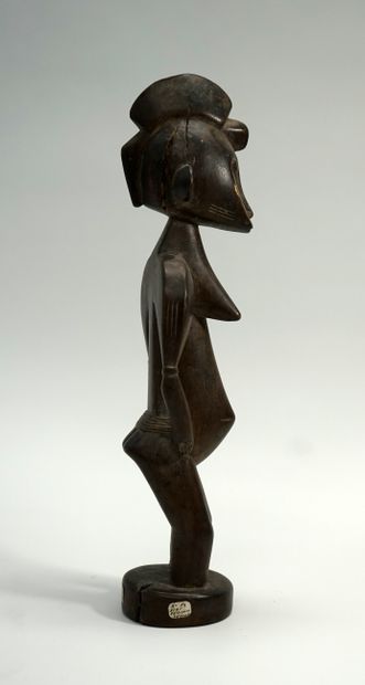 Statuette féminine debout, bois à patine...