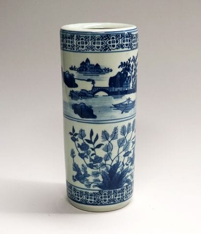 Vase rouleau en porcelaine blanc bleu à décor...