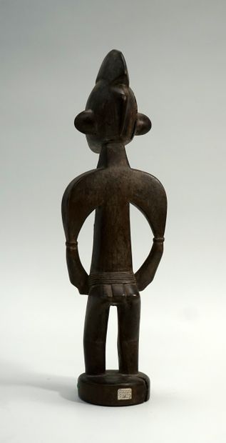 Statuette féminine debout, bois à patine...