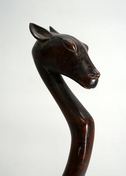 Cuillère utilitaire sculptée d’une tête de...