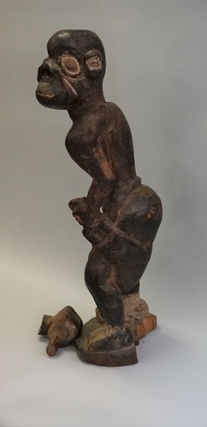 Grand singe anthropomorphe en bois à patine...