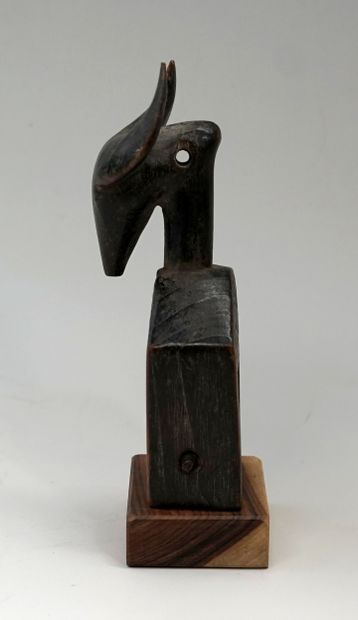 Poulie représentant une tête de buffle. Bois...