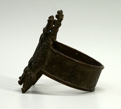 Bracelet de bras en bronze patiné. Il est...