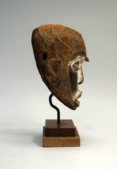 Masque présentant un visage la bouche ouverte...