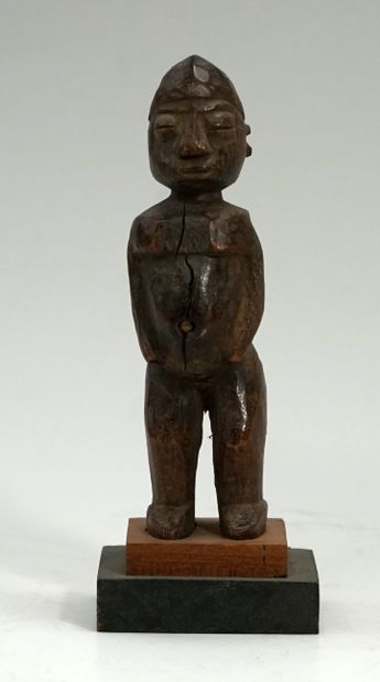 Petit fétiche à belle patine d’usage. Figurine...