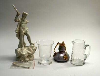 Ensemble comprenant 1 pichet à eau en verre,...