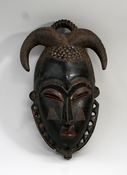 Masque présentant un visage humain aux yeux...