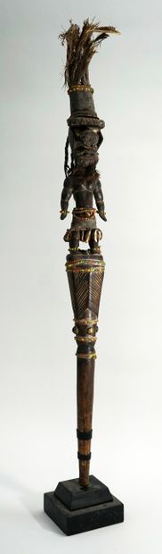 Curieux bâton/sceptre de commandement. Il...