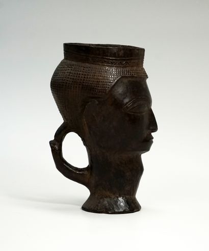 Coupe à vin de palme représentant un visage...