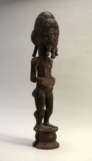 Statue d'homme debout sur un siège, les mains...