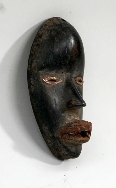 Masque passeport présentant un visage aux...