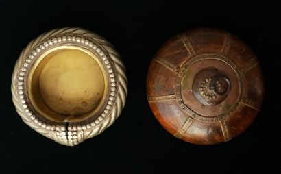 BOITE couverte ronde en bois, cuir et métal....