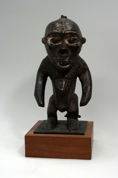 Statuette de singe, la bouche est entrouverte...