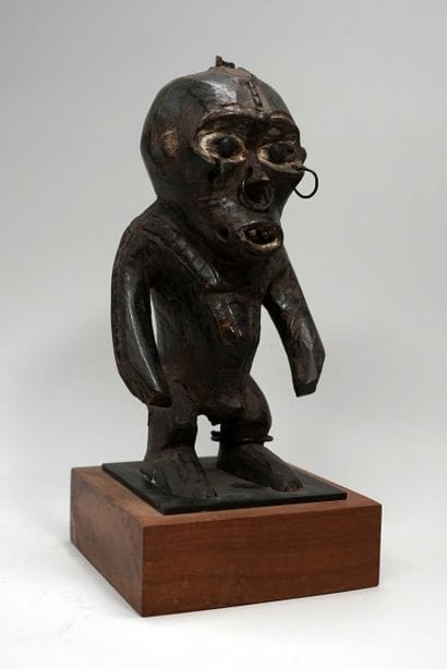 Statuette de singe, la bouche est entrouverte...