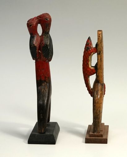 Paire de lance-pierres en bois polychrome...