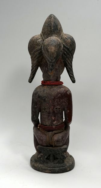 Statuette présentant une femme assise sur...