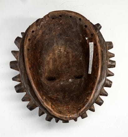 Masque circulaire présentant un visage aux...