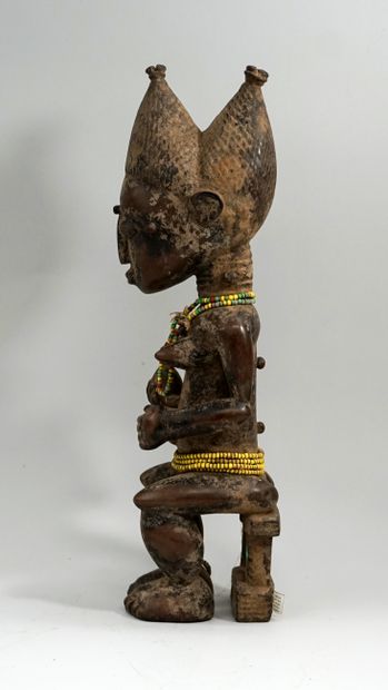Statuette présentant une figure féminine...
