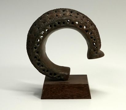 Bracelet à décor géométrique ajouré, bronze...