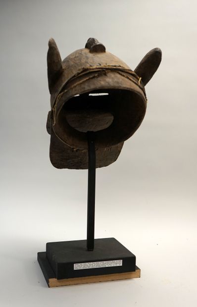 Masque heaume zoomorphe volontairement effrayant....