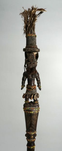 Curieux bâton/sceptre de commandement. Il...