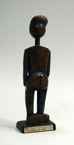 Statuette féminine debout. Bois naturel avec...