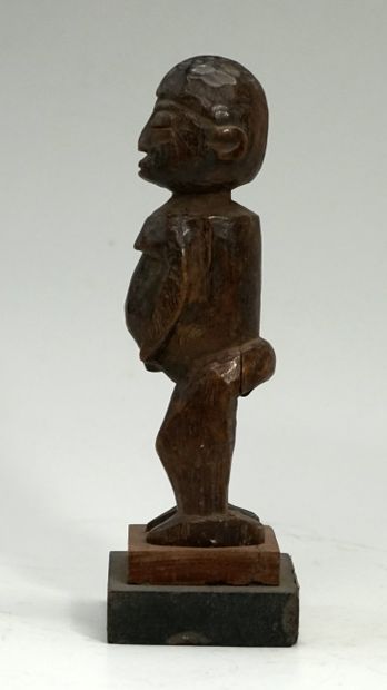 Petit fétiche à belle patine d’usage. Figurine...