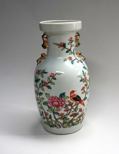 Vase balustre en porcelaine polychrome à...