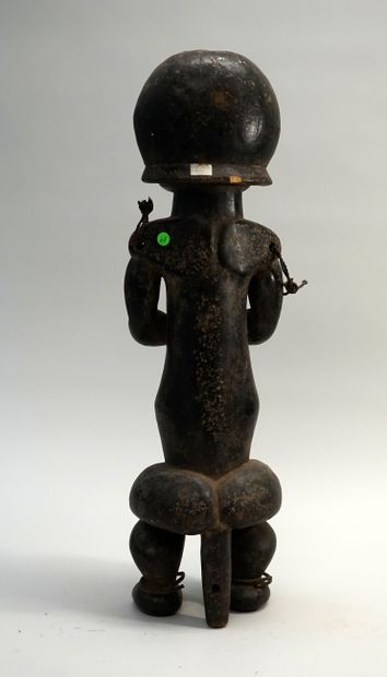 Statue représentant une figure d'ancêtre...