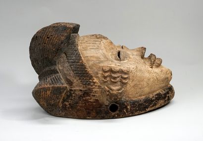 Masque présentant un visage souriant, les...