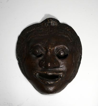 Masque de Topeng présentant un visage souriant,...