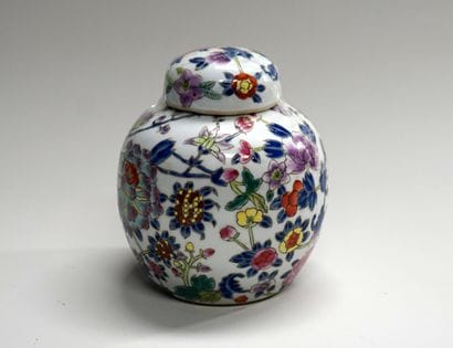 Petit pot à gingembre en porcelaine polychrome...