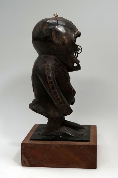 Statuette de singe, la bouche est entrouverte...