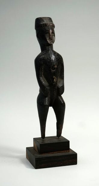 Statuette anthropomorphe stylisée se tenant...