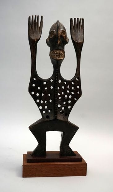 Statuette Janus «tête de mort», les bras...