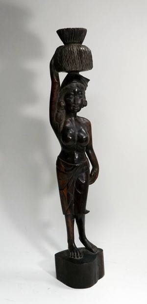 Statue féminine en bois exotique avec panier...