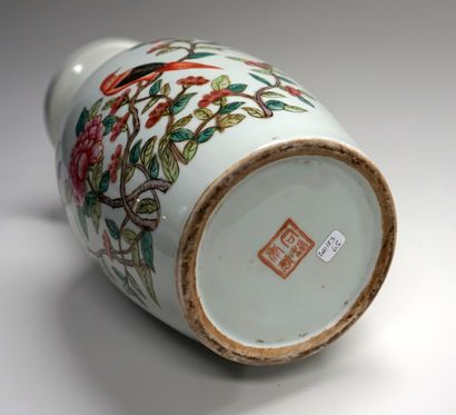 Vase balustre en porcelaine polychrome à...