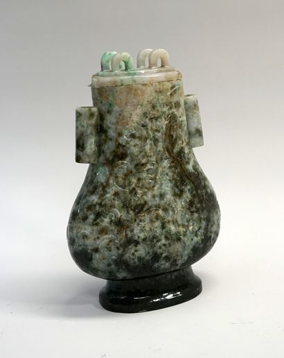 Pot couvert en jade vert nuancé de Birmanie,...