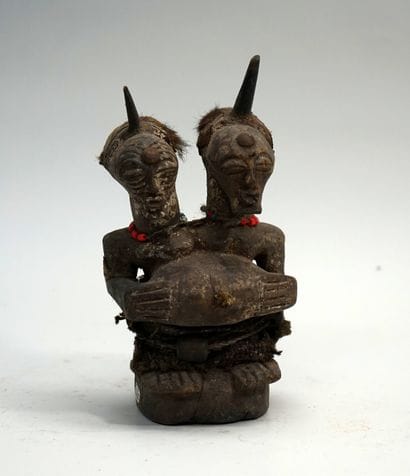 Statue Songye porteuse de charges magiques....