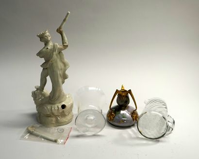 Ensemble comprenant 1 pichet à eau en verre,...
