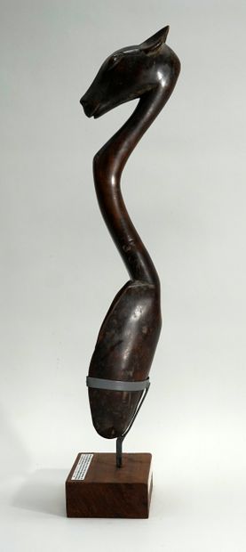 Cuillère utilitaire sculptée d’une tête de...