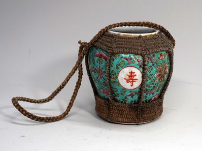 Vase en porcelaine polychrome, garniture...