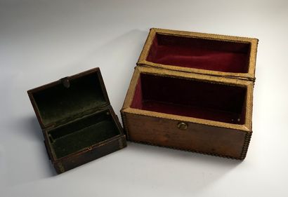 Grand coffret en cuir, couvercle bombé, bordures...