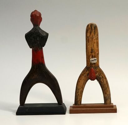 Paire de lance-pierres en bois polychrome...