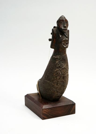 Petite harpe à quatre cordes, elle est recouverte...
